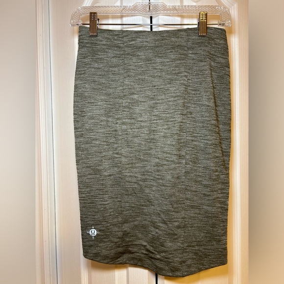 Lululemon - Lightweight Casual Simple Basic Olive Green Yoga Haven Skirt - Picture 5 of 10